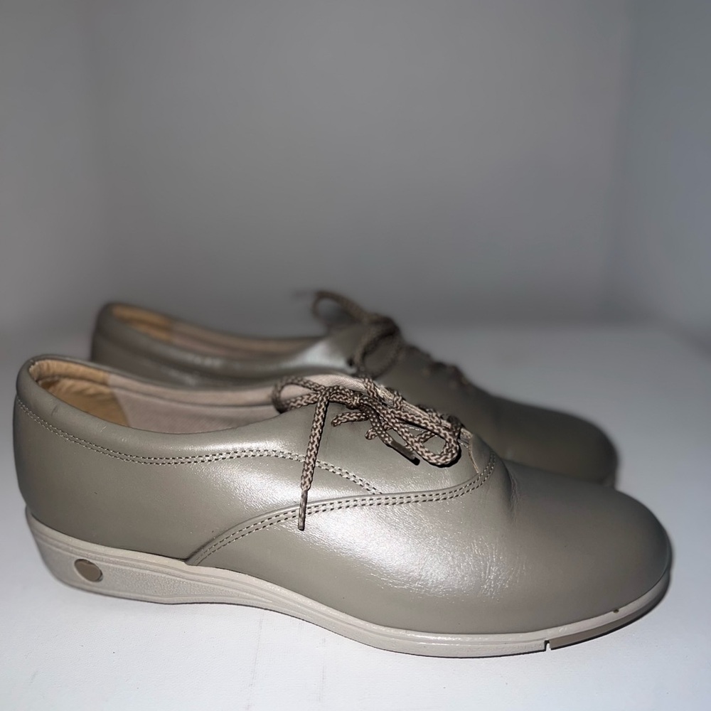 Softspots Tan Flats Comfortable Loafers sz 10 Women’s